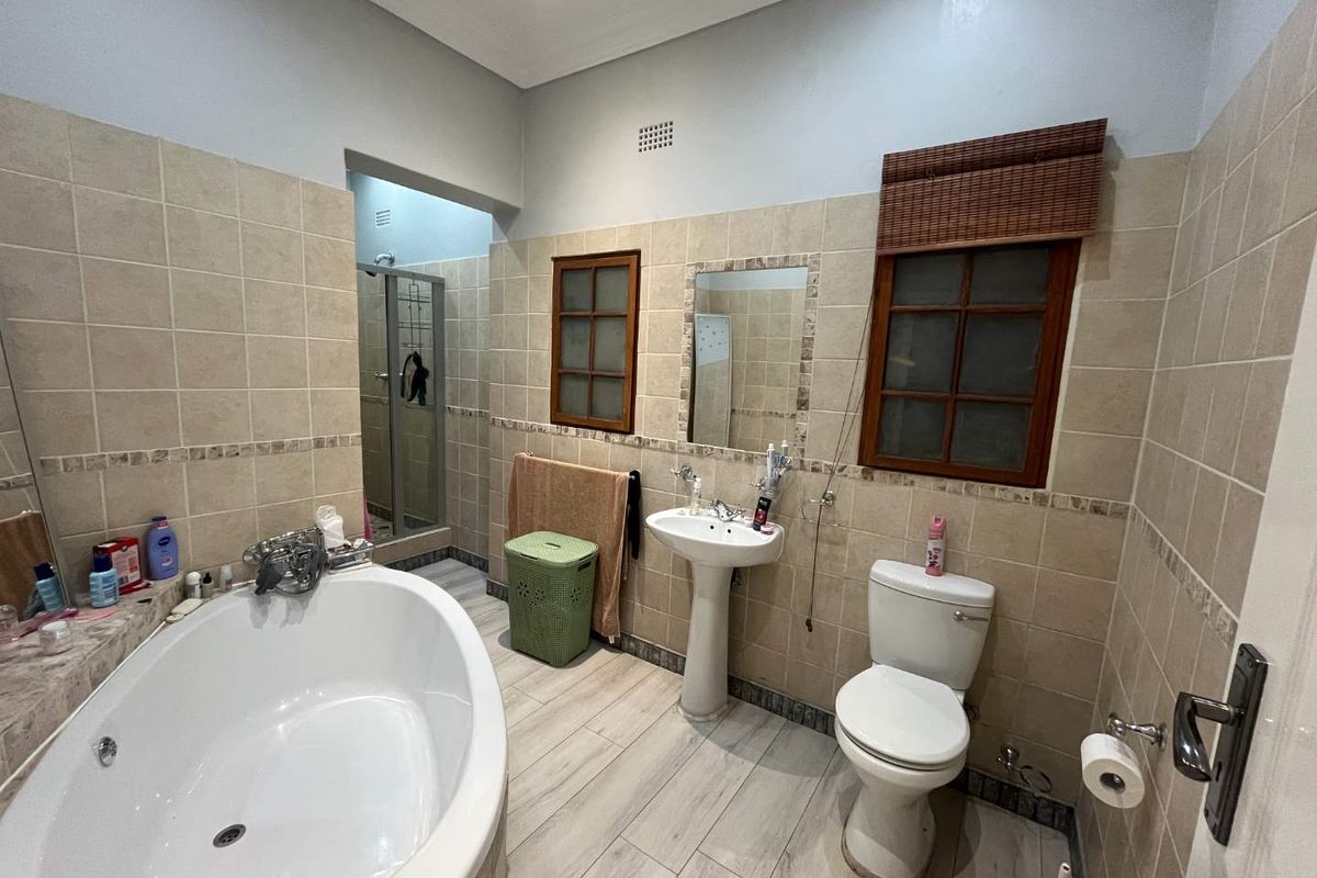 Spacious 5 Bedroom Family Home in Keidebees – Entertainer’s Dream - Photo 5