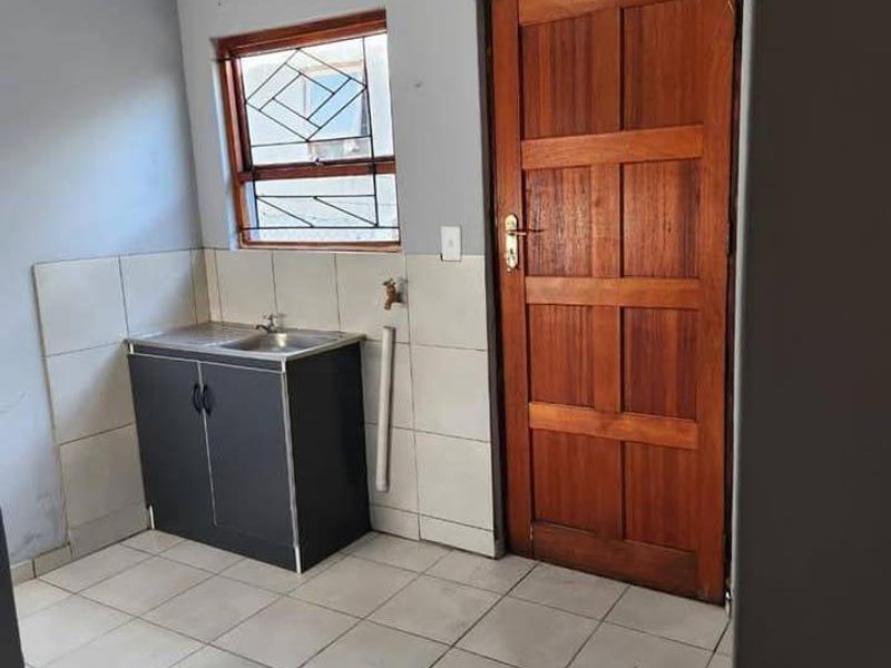 Charming 3-Bedroom House for Rent in Harare - Photo 4