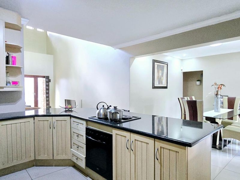 Beautiful 4 Bedroom Home in Sought-after Estate - Photo 8