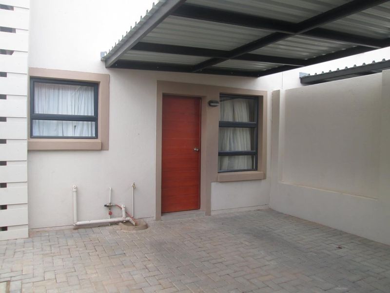 Modern 2-Bedroom Duplex in Prime Location - Photo 4