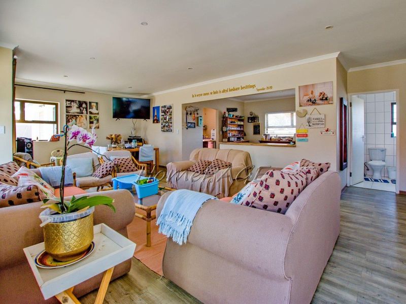 Vineta, Swakopmund:  3 Bedr Home with 2 Flats is for Sale - Photo 4