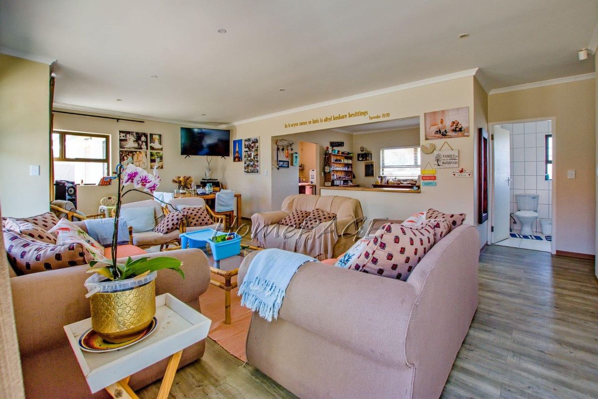 Vineta, Swakopmund:  3 Bedr Home with 2 Flats is for Sale - Photo 4