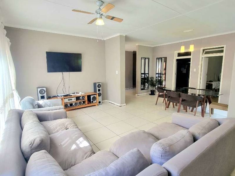 HOUSE FOR SALE IN WINDHOEK WEST - Photo 9