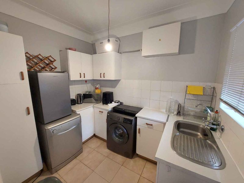 Unfurnished One-Bedroom Apartment To Let in Camps Bay! - Photo 2