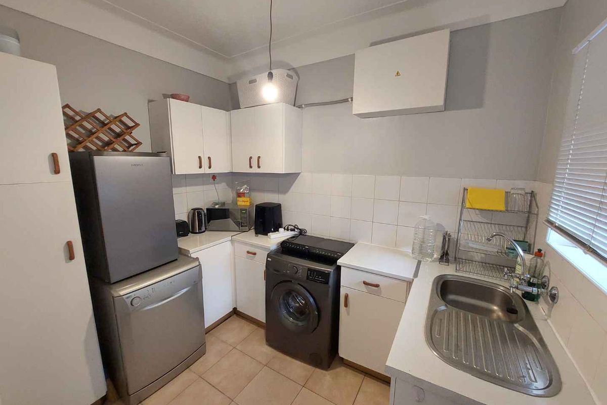 Unfurnished One-Bedroom Apartment To Let in Camps Bay! - Photo 2