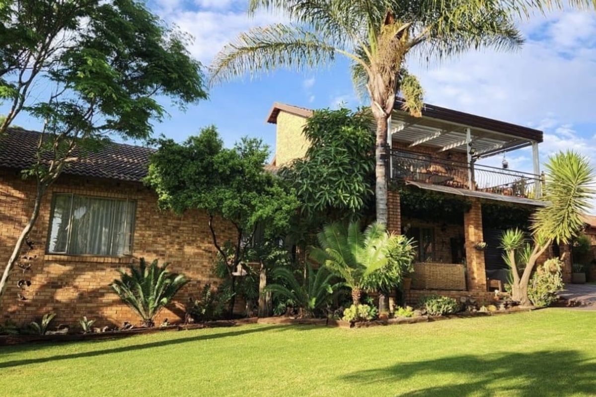 Beautiful Klinker Brick Home with a stunning garden. - Photo 2