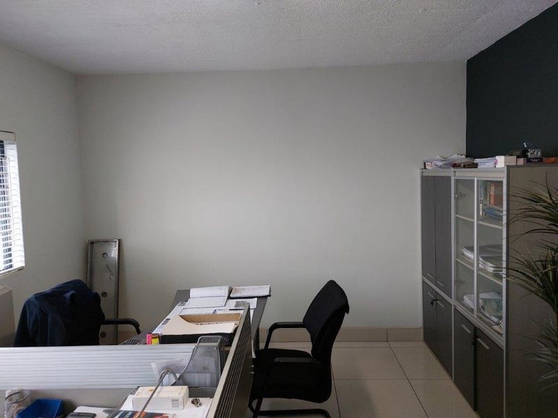 Amazing fully developed Industrial Property with lots of potential 💢 - Photo 10