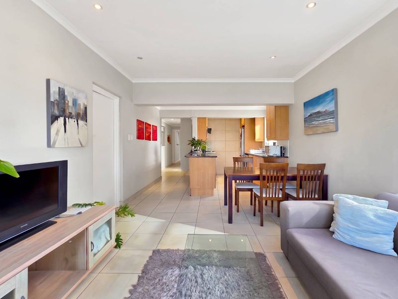 3 Bedroom Apartment with Parking, Steps from the Promenade - Photo 7