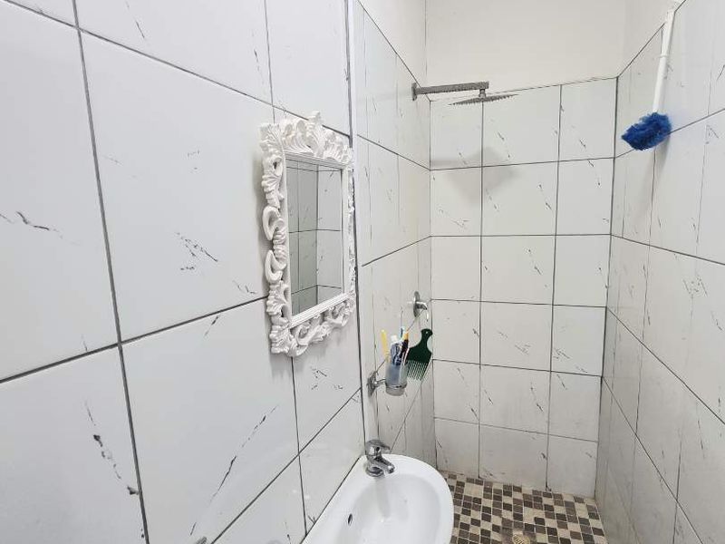 HOUSE & BAR FOR SALE IN HAKAHANA - Photo 4