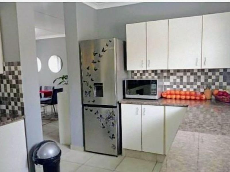 Stylish and Spacious 3-Bedroom Townhouse to Rent - Photo 5