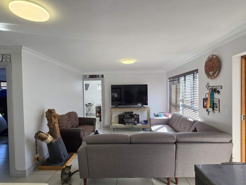 Spacious 3-Bedroom Apartment in Pet-Friendly Zonnezicht Complex - Photo 9