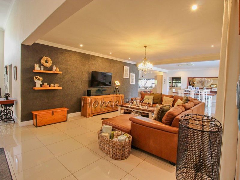 Otjiwarongo:  STUNNING, MODERN 4 BEDR HOME WITH FLAT is for sale - Photo 9