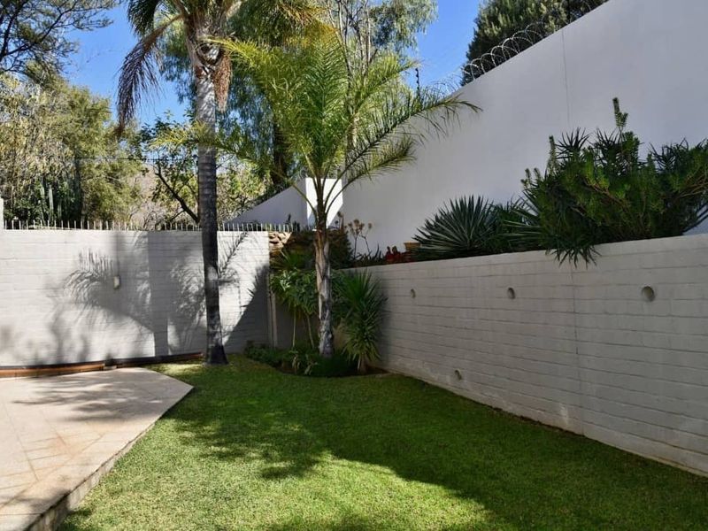 Safe and secure corner unit in small complex, near amenities - Photo 2