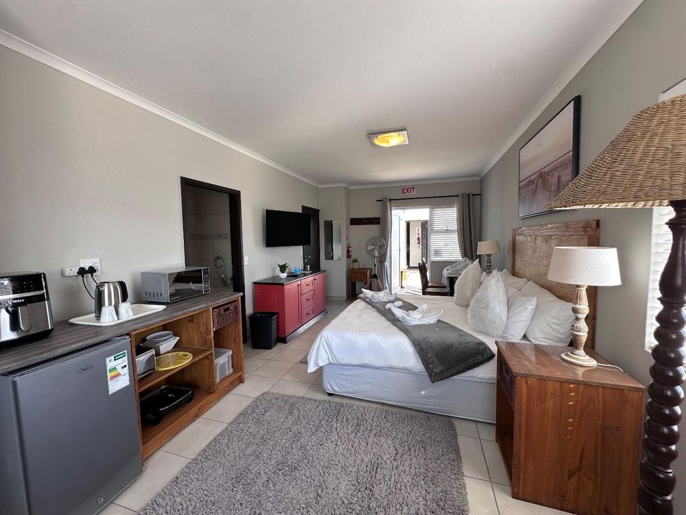 Flatlet 1 with ensuite bathroom and own entrance from outside. 