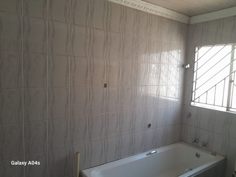 3Bedroom and 2 Bathrooms secure Family home - Photo 5