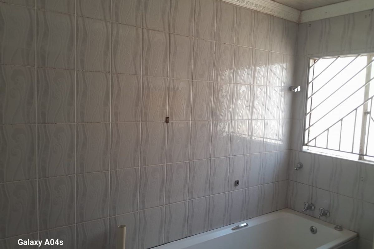 3Bedroom and 2 Bathrooms secure Family home - Photo 5