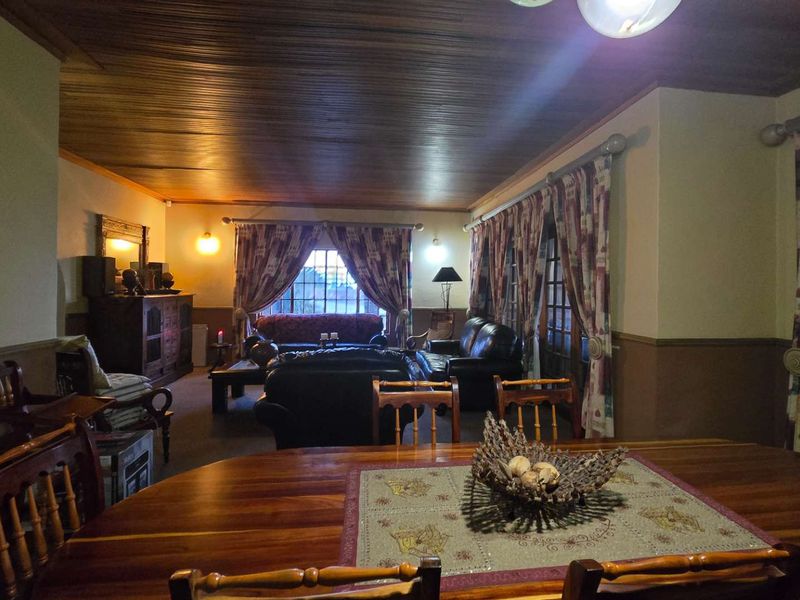 Spacious Family Home with Incredible Entertainment Areas and Practical Living - Photo 9