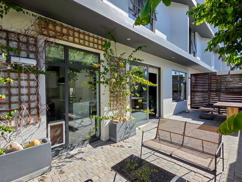 Pet friendly garden apartment in Green Point/Three Anchor Bay - Photo 6