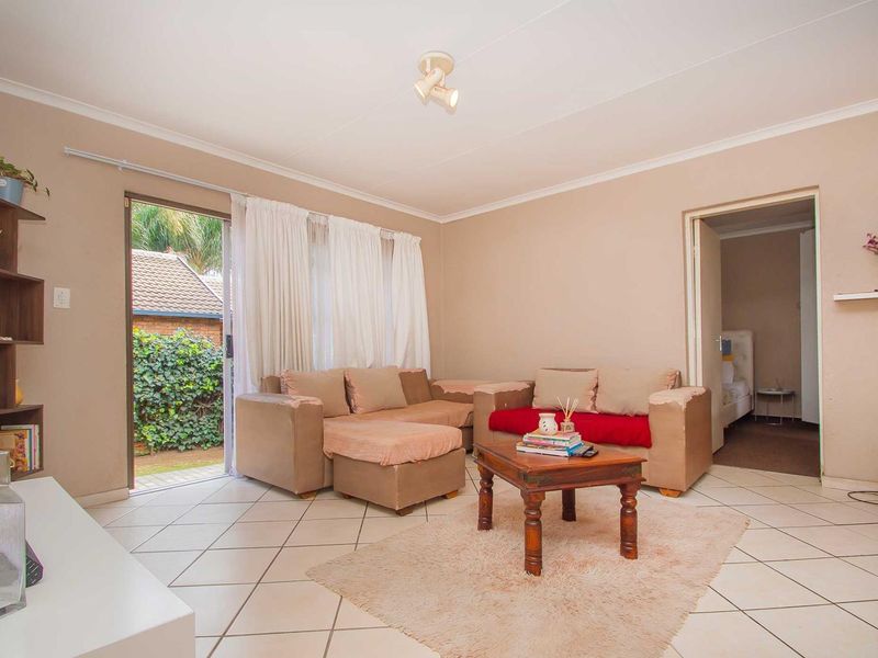 Low Maintenance,Spacious ,Priced to Sell. - Photo 7