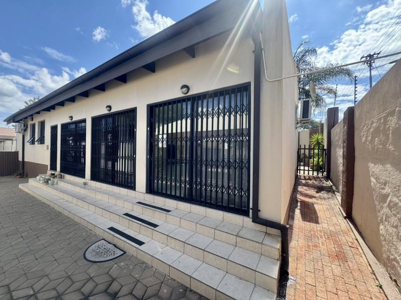 Spacious Property FOR SALE in Windhoek West Ideal for Business - Photo 4