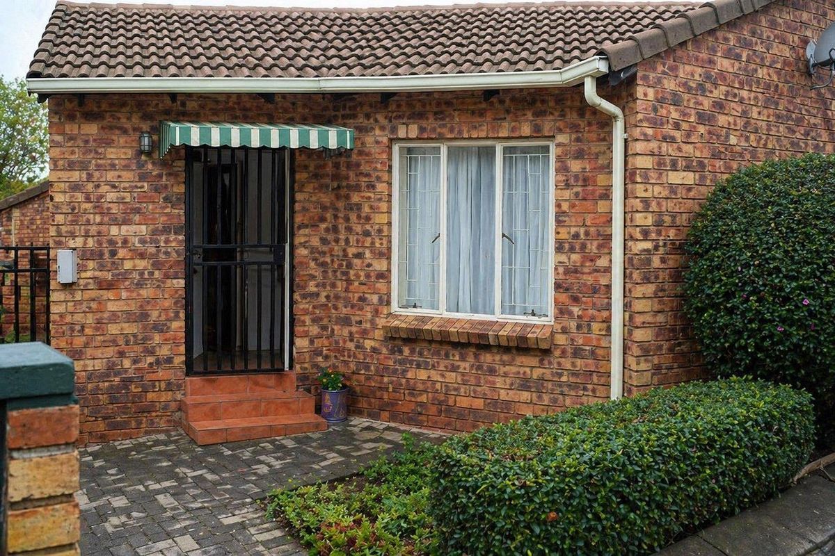 Perfectly Located: Modern, stunning 2 bedroom Townhouse with Easy Access to N1 - Photo 3