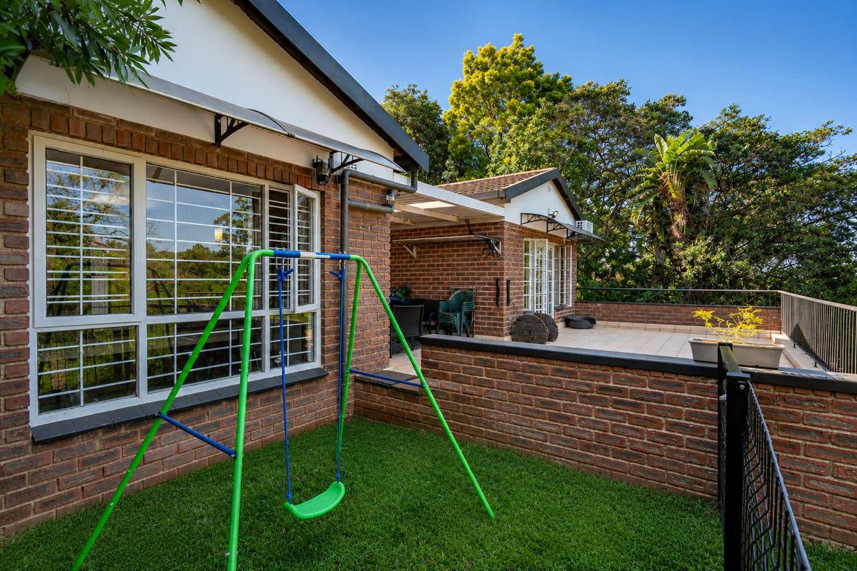 Spacious Family Unit with Guest Suite, Modern Finishes & Stunning Leafy Outlook - Photo 2