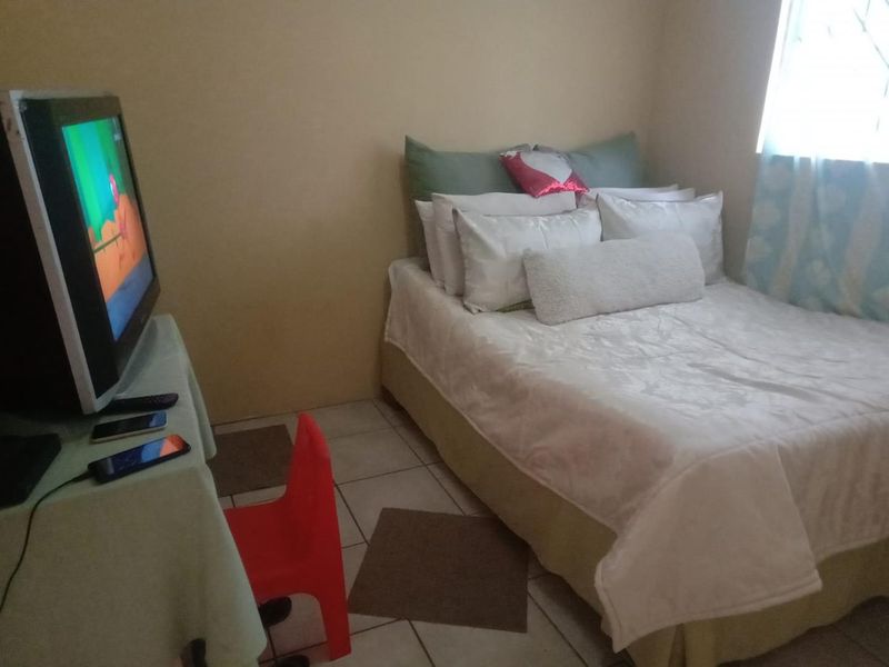 Charming 2-Bedroom Home in Umlazi: Ideal for Family Living or Investment - Photo 2