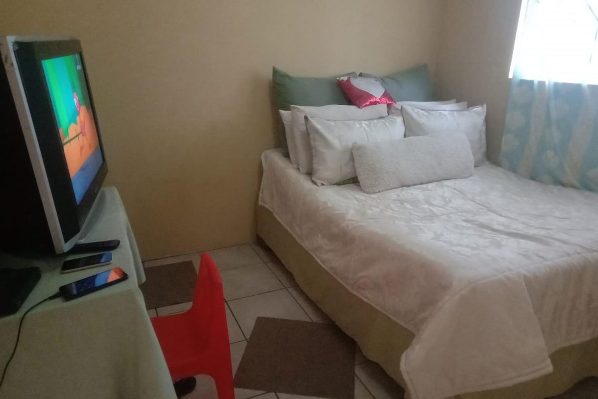 Charming 2-Bedroom Home in Umlazi: Ideal for Family Living or Investment - Photo 2