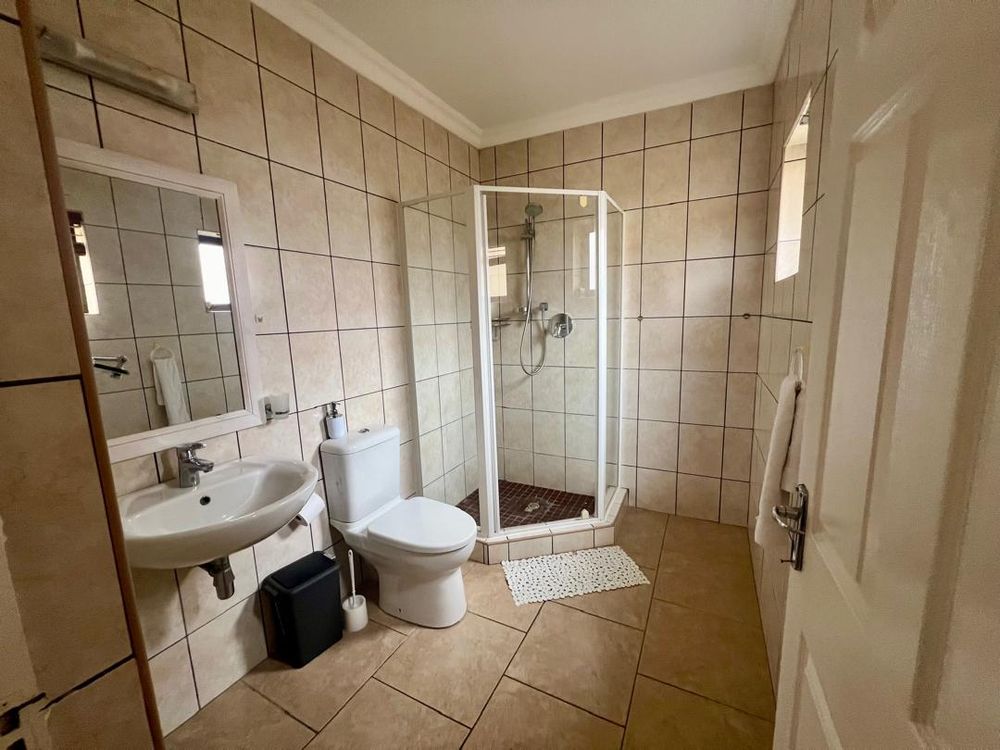 Bedroom 1 en-suite bathroom