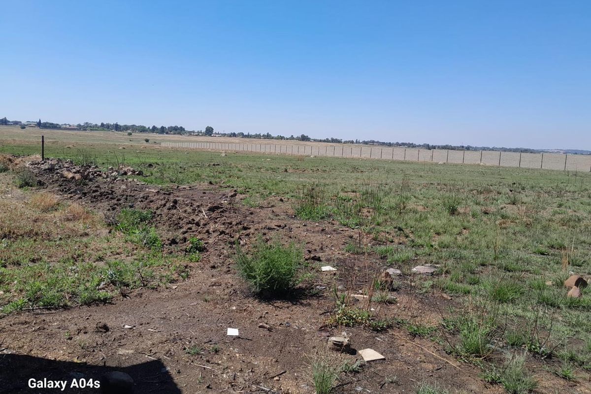 1 ha Vacant Land already walled on one side next to the main road - Photo 3