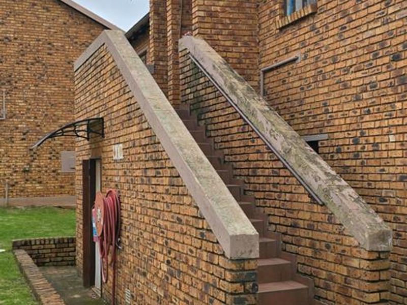 2 Bedroom Townhouse in Chloorkop - Photo 4
