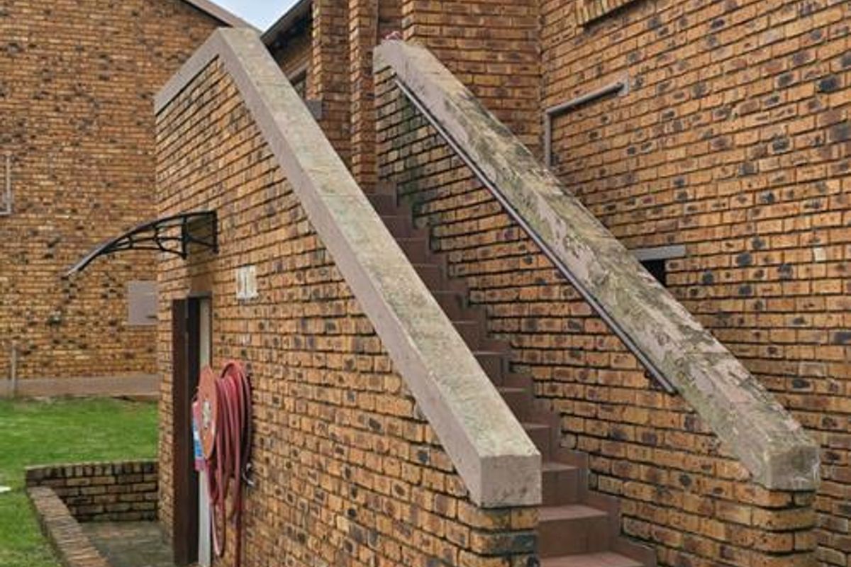 2 Bedroom Townhouse in Chloorkop - Photo 4