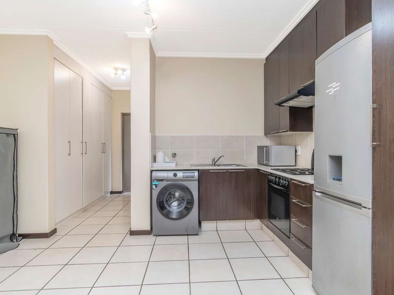 ☀️ Natural Light & Smart Layout - Photo 8