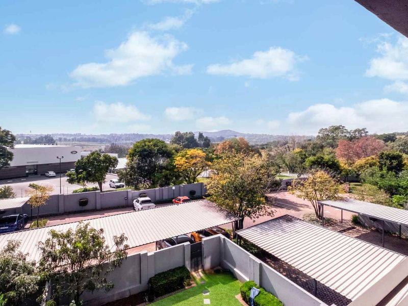 MIDDLE FLOOR APARTMENT SITUATED IN A HIGHLY DESIRABLE LOCATION - Photo 6