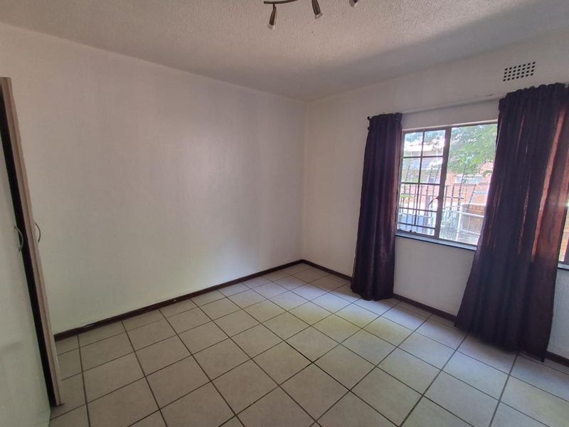 PET FRIENDLY, PRIVATE GARDEN DOWNSTAIRS UNIT - VILLA MOURA - Photo 6