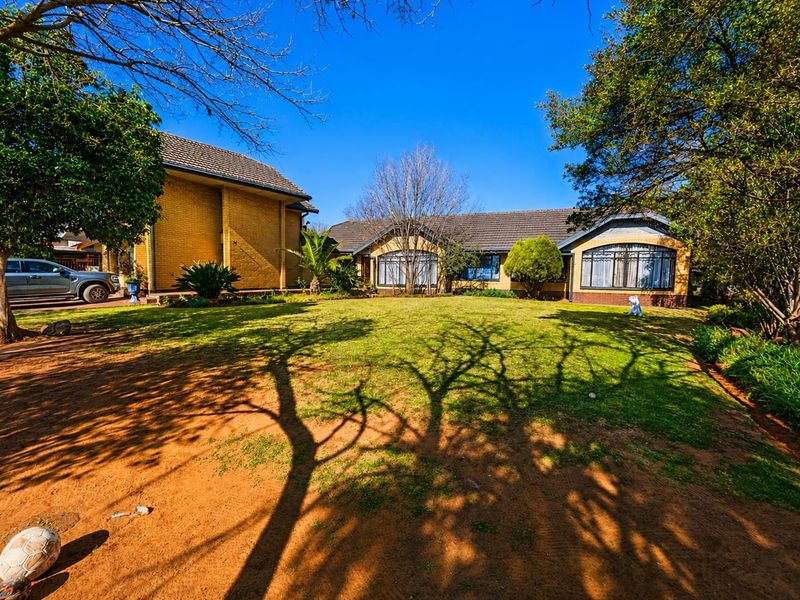Spacious Family Living in Sought-After Dan Pienaar! - Photo 2
