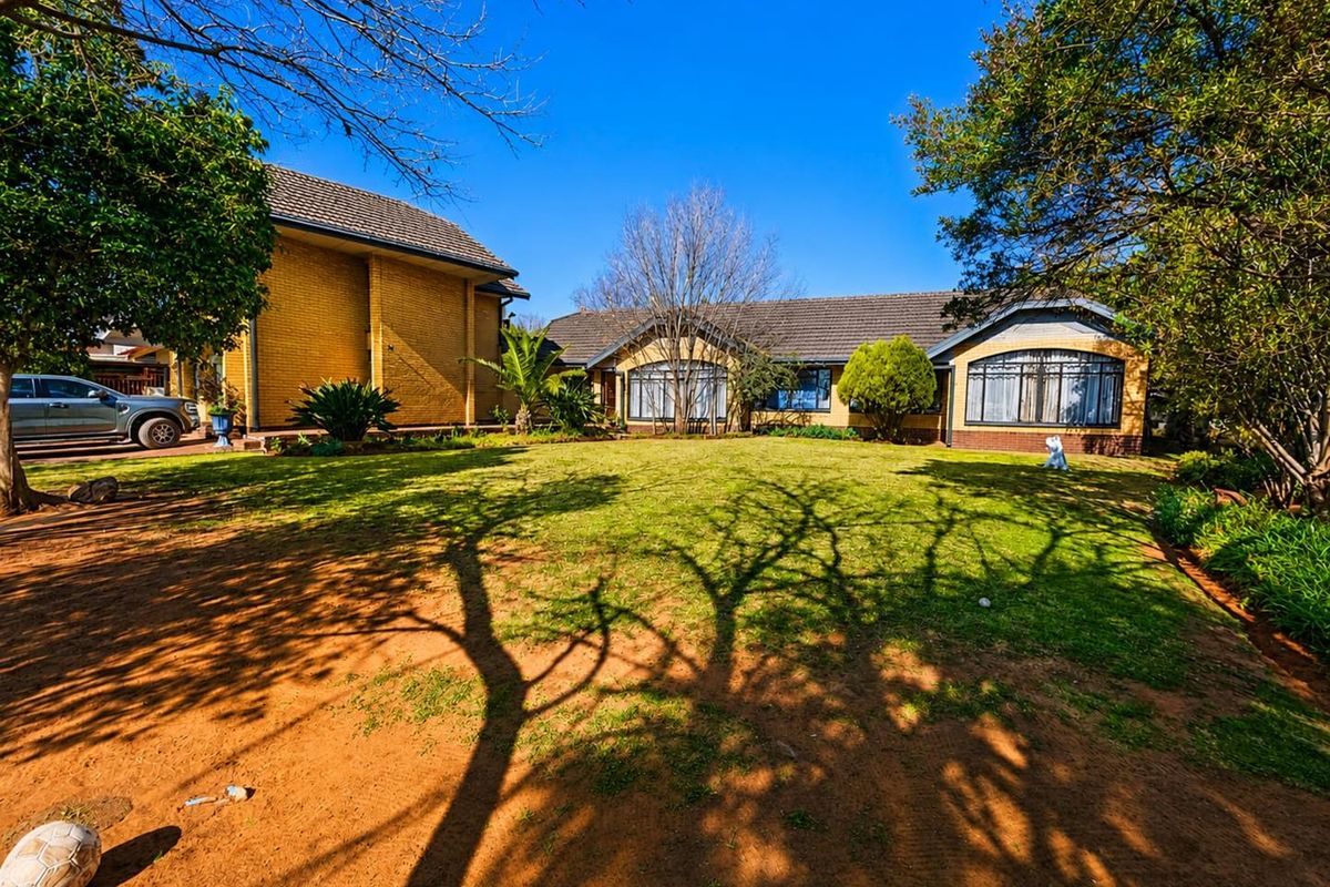 Spacious Family Living in Sought-After Dan Pienaar! - Photo 2