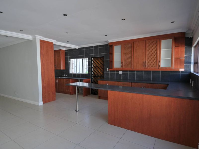 4 Bedroom House for Sale in Garsfontein - Photo 8