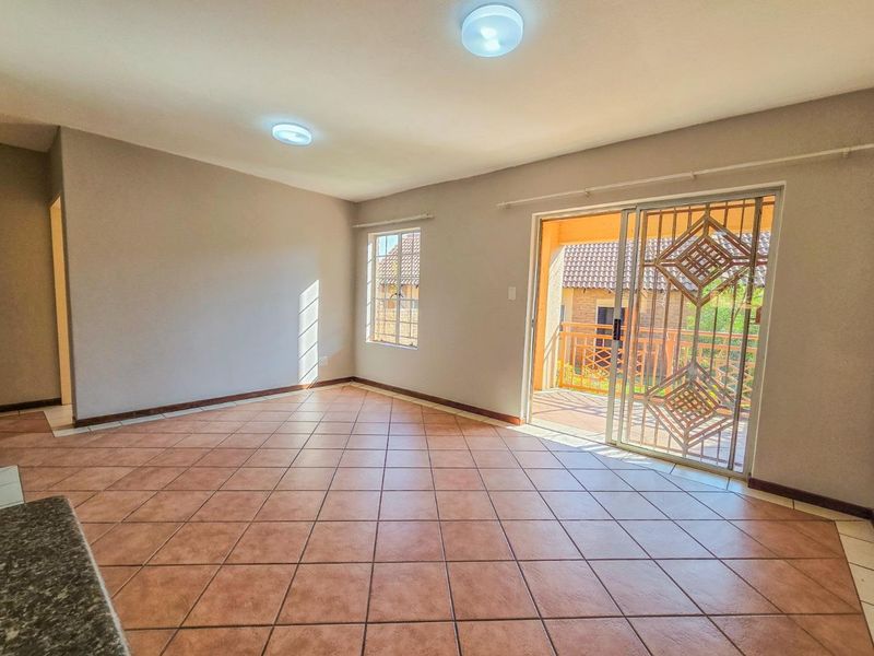 2 Bedroom Townhouse Available in Mooikloof Ridge - Photo 5