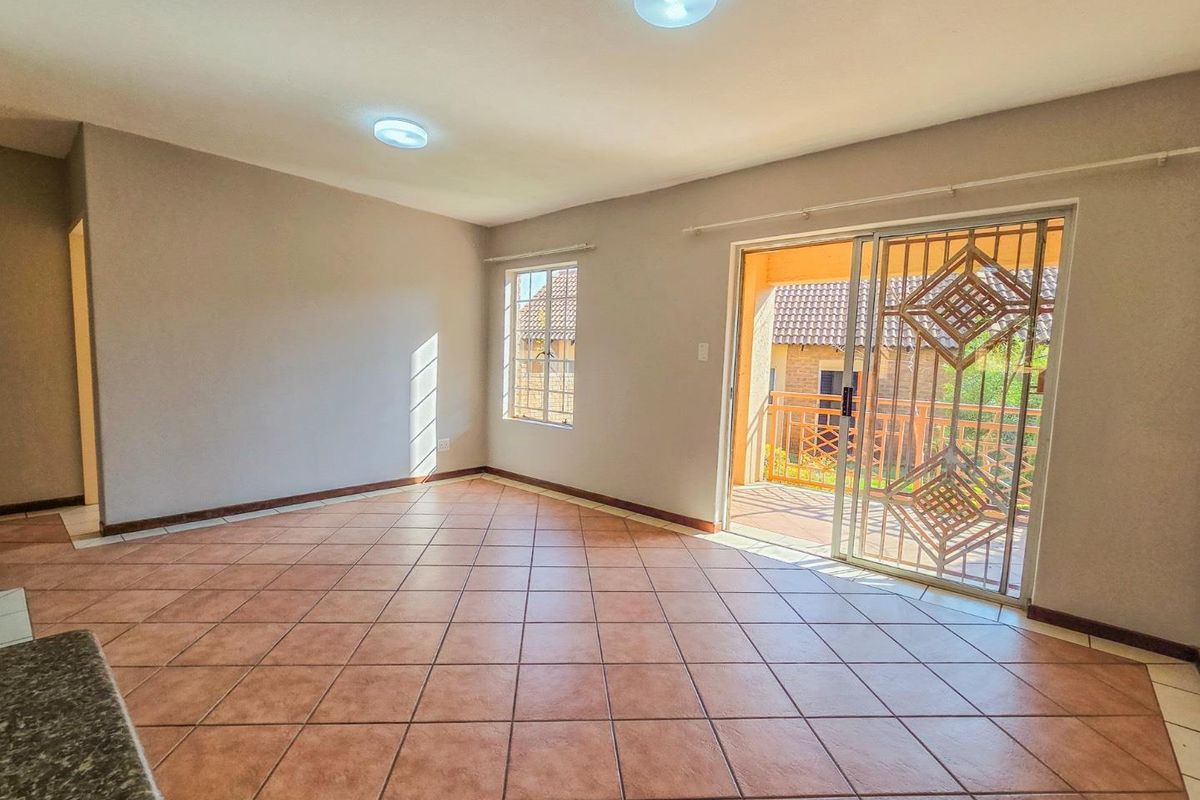 2 Bedroom Townhouse Available in Mooikloof Ridge - Photo 5