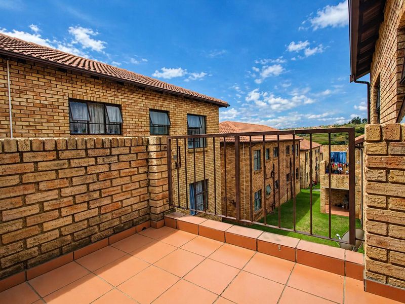 Open-Plan Living with Balcony & 24-Hour Security! - Photo 6