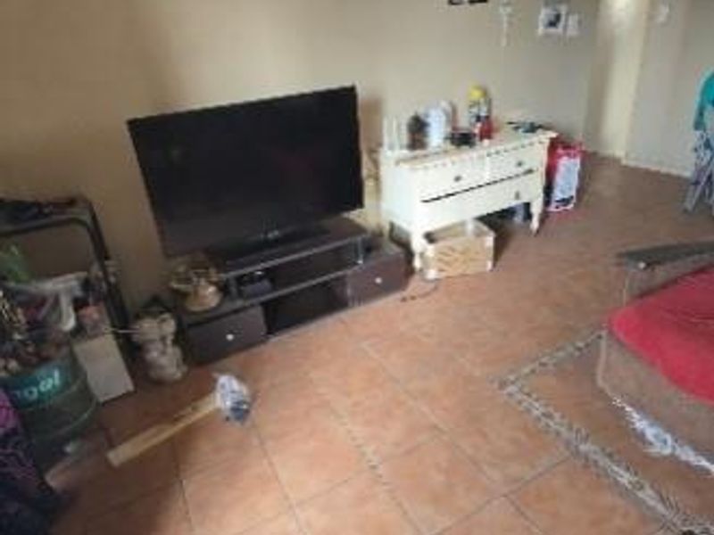 Perfect Starter Home: 2 Beds, 1 Bath, Built-In Cupboards - Photo 7