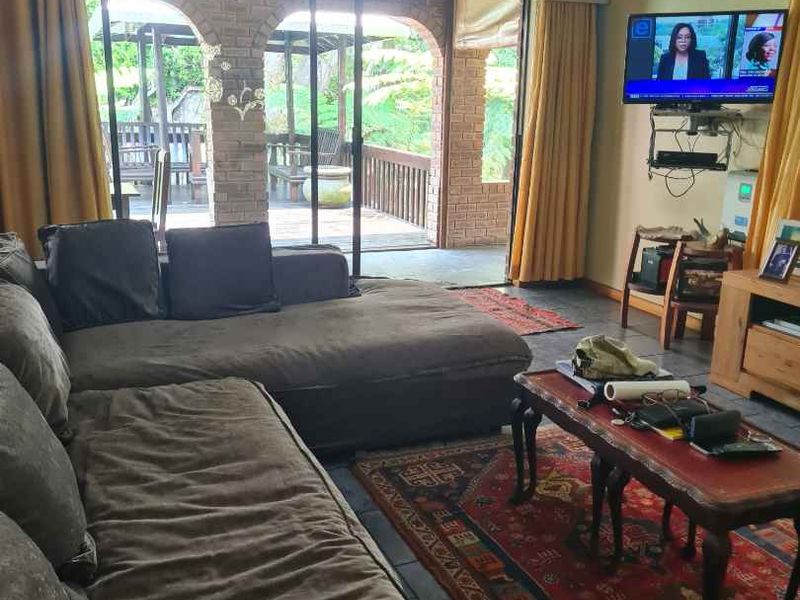 Spacious Family Home with Pool & Garden Oasis in quiet St Lucia 🏡🌳 - Photo 7