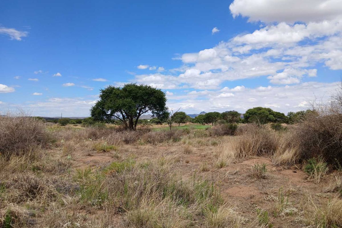 Perfectly positioned on Hole 1, for golf enthusiasts. - Photo 3