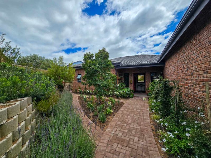 Three bedroom family home for sale in sought after area of Stilbaai. - Photo 2