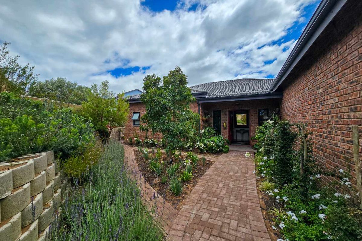 Three bedroom family home for sale in sought after area of Stilbaai. - Photo 2