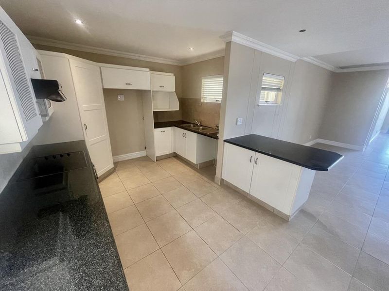 Stunning 3-Bedroom Townhouse with Panoramic Sea Views & Drive Up Access - Photo 5