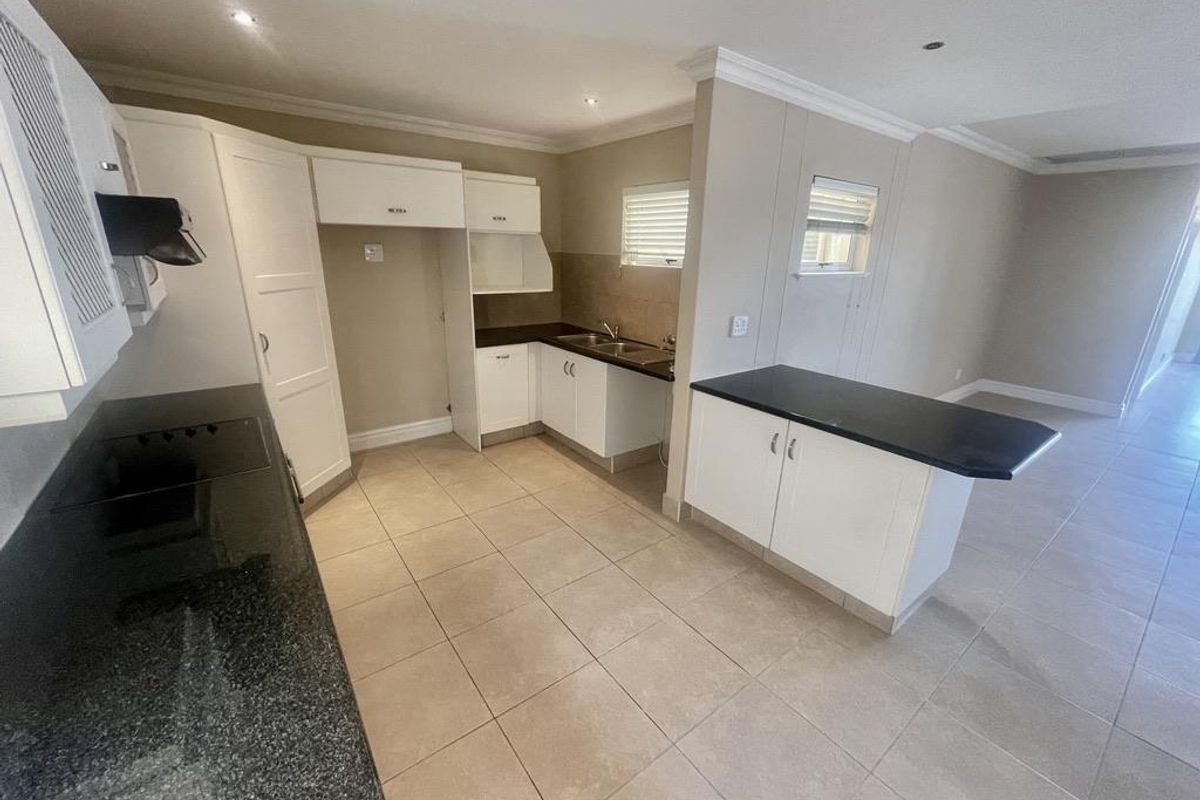 Stunning 3-Bedroom Townhouse with Panoramic Sea Views & Drive Up Access - Photo 5