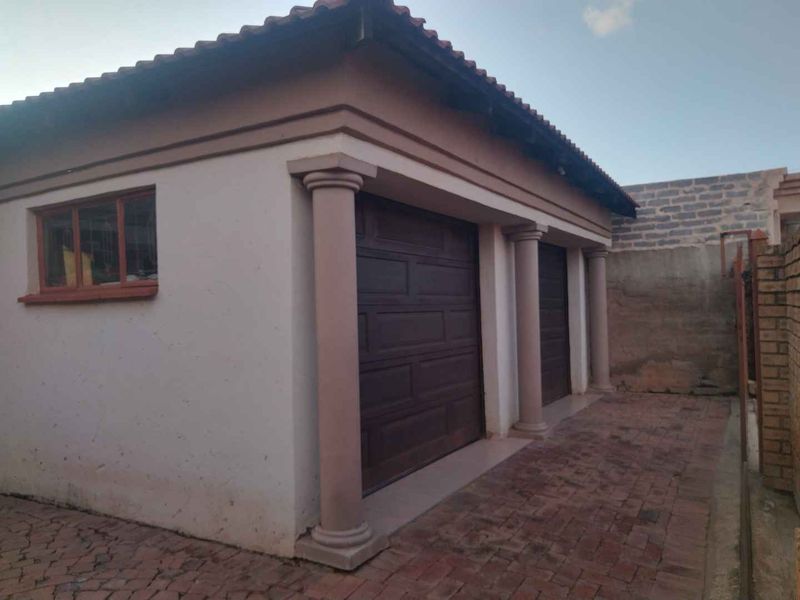 3 bedrooms house to rent in Soshanguve East - Photo 4