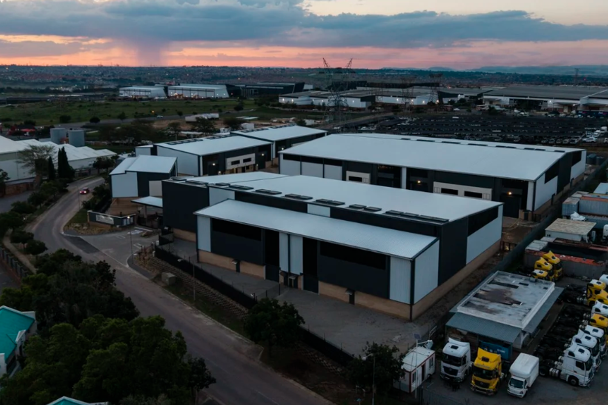 564m2 Samrand Warehouse To Let - Photo 2